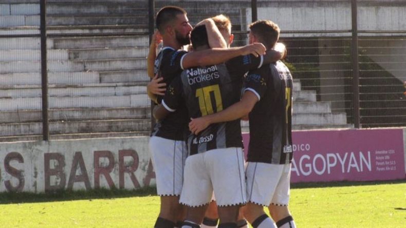 ABRAZO DE GOL. Real Pilar quiere volver a festejar en el “Barraza”. .