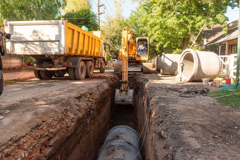 ES POR ABAJO. Las obras buscan sacar el agua del centro de Pilar sin anegar calles.