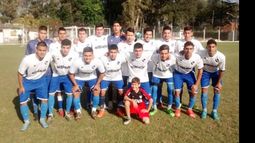 DEBUT. El 11 inicial del Tatengue, que goleó 4-1 a Malvinas..