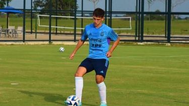 CORTITA Y AL PIE. Camilo Rey durante el entrenamiento de la Selección Sub 17 en Guayaquil.