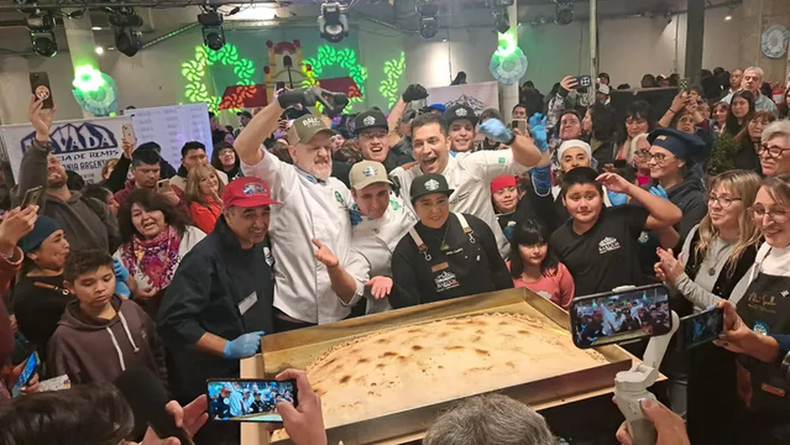 Tras el pesaje oficial todos celebraron el récord. (En Esquel).