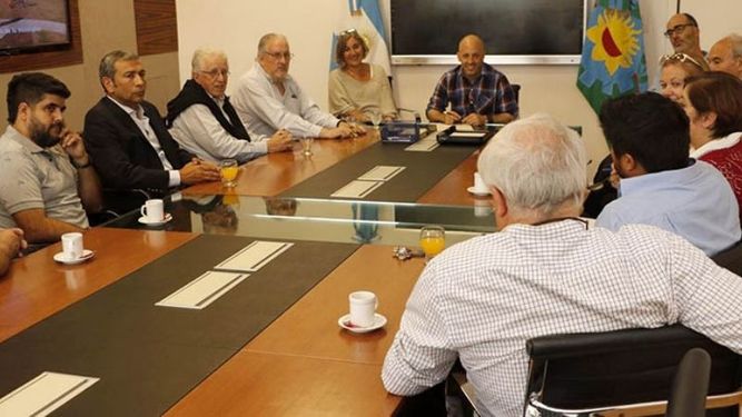 PROMESAS. El intendente se reunió con los vecinos por el Hospital Central..