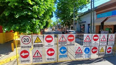 La calle Ituzaingó fue cerrada al tránsito debido a una serie de trabajos de bacheo que se están realizando en el lugar.&nbsp;