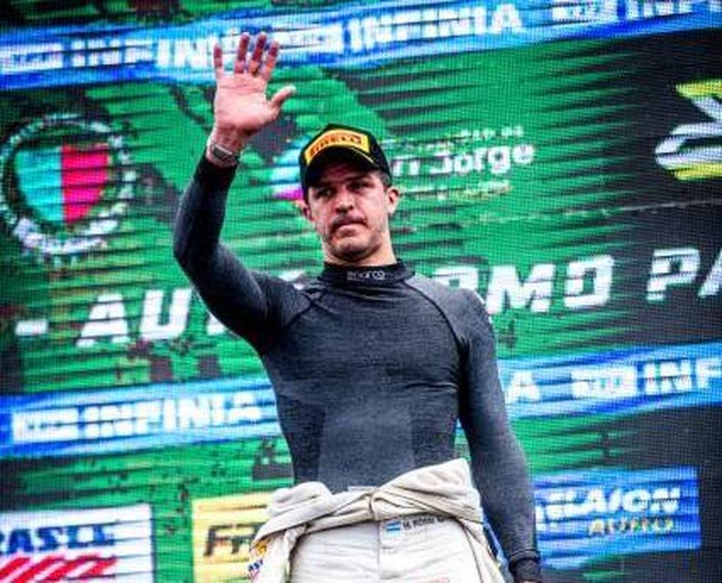 Matías Rossi en el podio del Top Race en San Jorge.