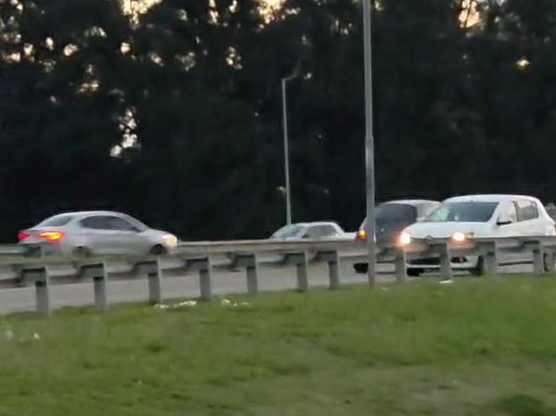 El Renault Sandero blanco circulando a contramano en el kilómetro 50 de la Panamericana.