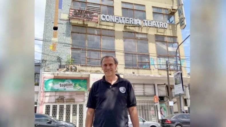 Gustavo Fontana, uno de los socios, frente al emblemático edificio..