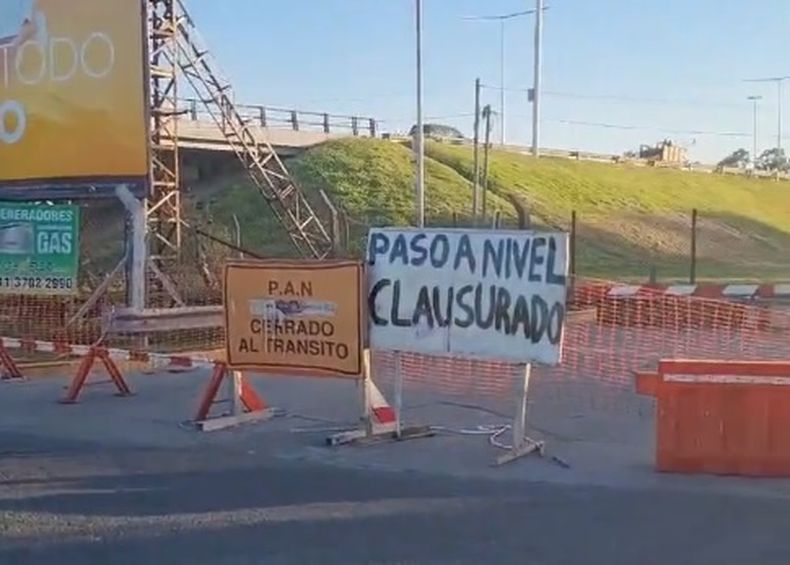 CERRADO. El paso a nivel de Caamaño y Panamericana.