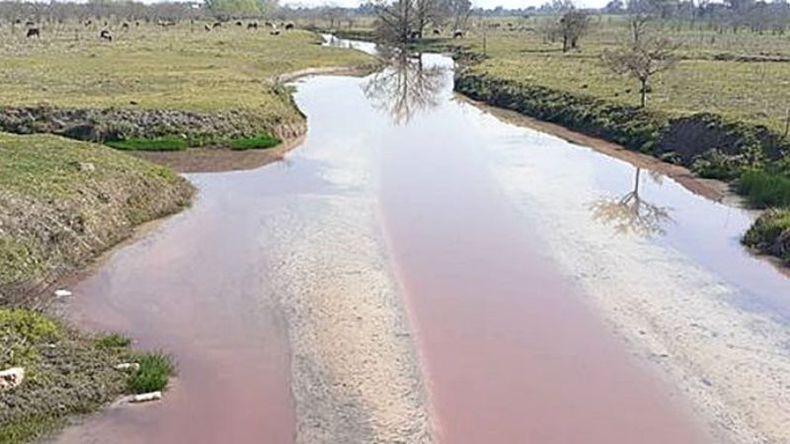 Arroyo que cruza al costado del barrio Parque Irízar, Parque Industrial Pilar, camino a Los Cardales. Contaminación pura de las fábricas aledañas. Matías..