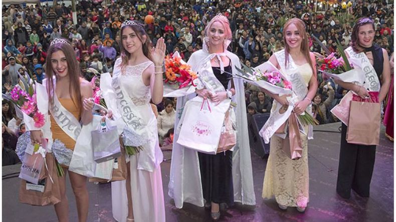 MONARCAS. La nueva reina y sus princesas..