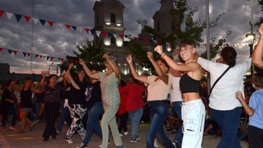 SE ARMÓ EL BAILE. El público se animó a la chacarera, en medio de la plaza 12 de Octubre.&nbsp;