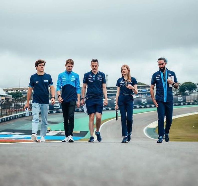 RECORRIDA. Franco camina la pista junto al piloto Sargeant y el equipo Williams.