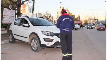SANCIONES. El personal de Estacionamiento Medido también labra infracciones. .