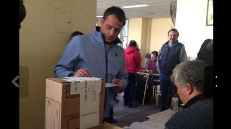 Santiago Laurent, primer precandidato del FPV, en la Escuela 38 de Del Viso..
