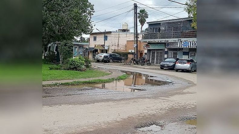 Así está Pilar después de la lluvia. Lo bueno es que deja a la vista los tremendos baches, calles sin asfalto, todo lleno de barro. Esto es De Vicenzo Grande. Eugenia Veronelli / @Eugintwitt..