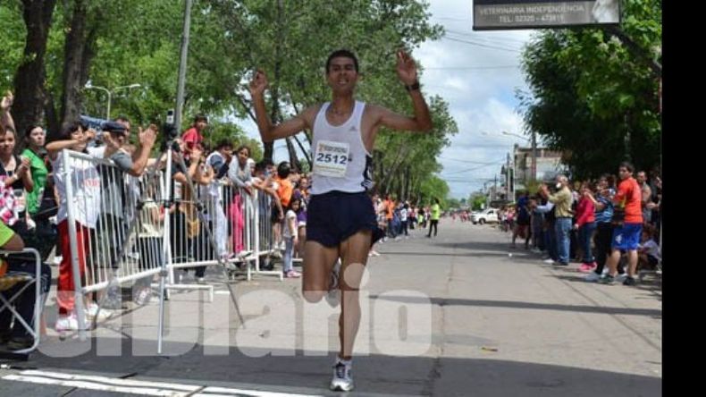 Martínez en pleno cruce de la línea de meta, ganando los 10 kilómetros..