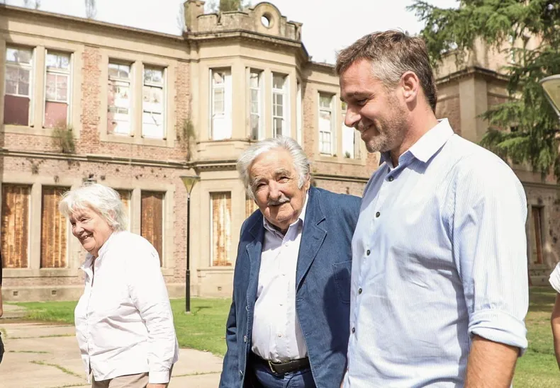 VISITA. Pepe Mujica y Lucía Topolansky junto a Federico Achával, durante la visita al Pellegrini, en abril de 2023.
