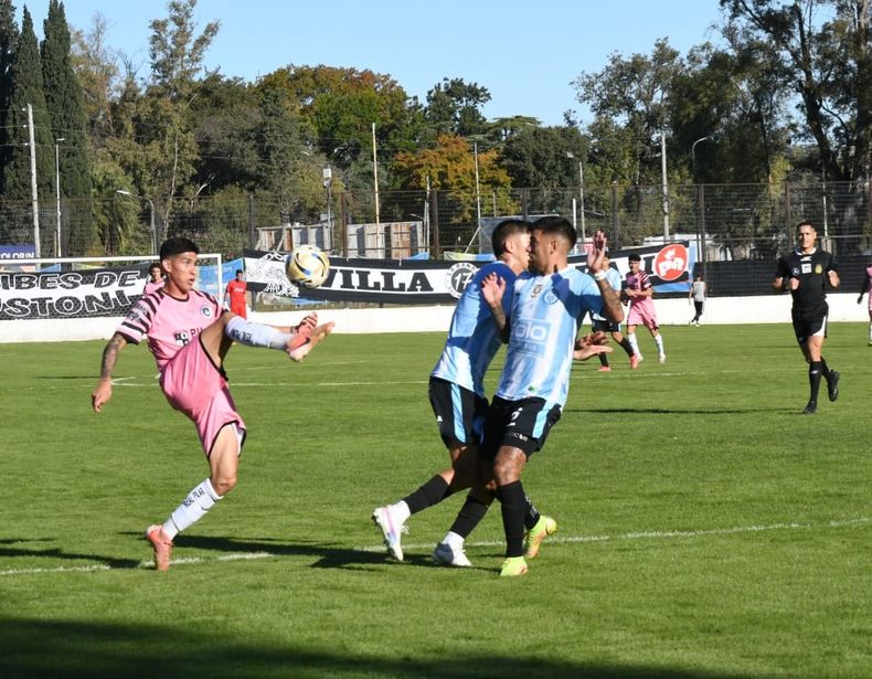 Dylan Vergara intenta una pirueta para superar a los defensores de Argentino.