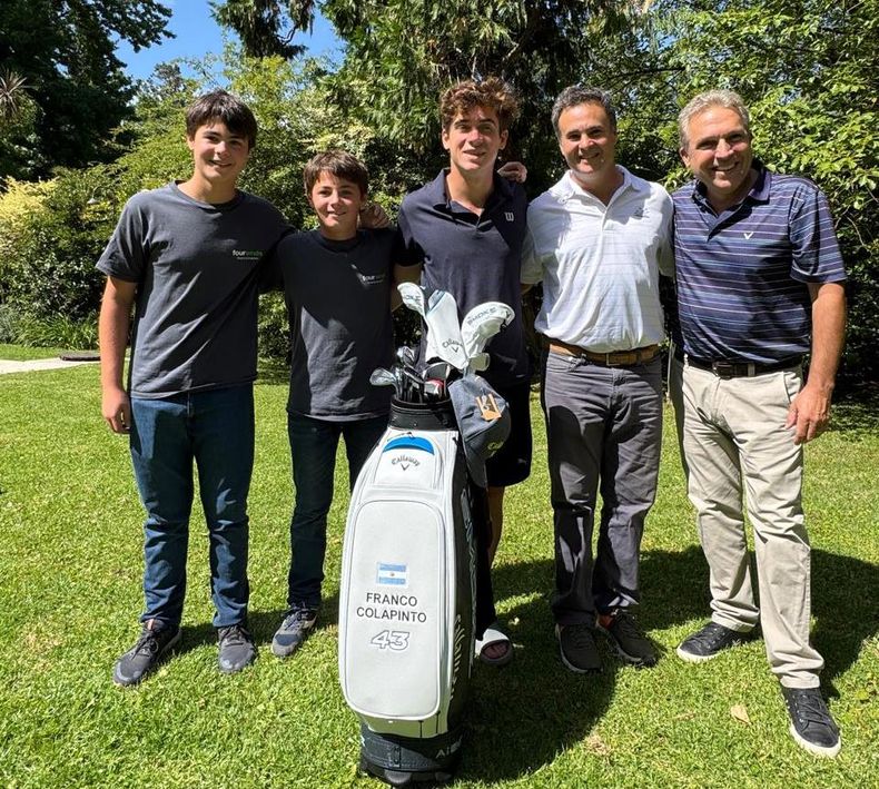 Franco Colapinto junto a Fermín Walker, Salvador Walker, Tomás Walker y Fernando Delía.
