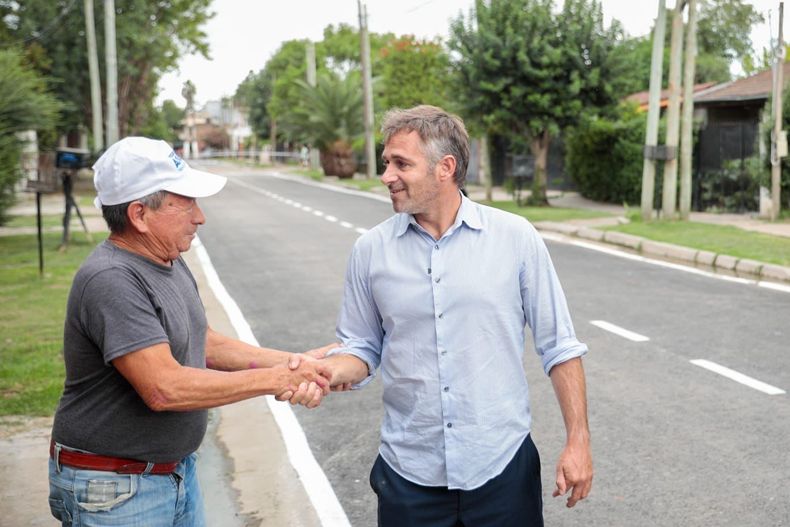 APRETÓN DE MANOS. Achával junto a un vecino del barrio El Rocío, en Manuel Alberti, donde se está desarrollando la obra de asfalto.&nbsp;