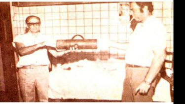 Buide (izq.) en 1968, junto al Dr. Horacio Houssay..