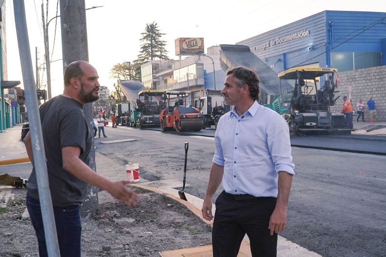 CON VECINOS. En su recorrida, Achával dialogó con vecinos y comerciantes.