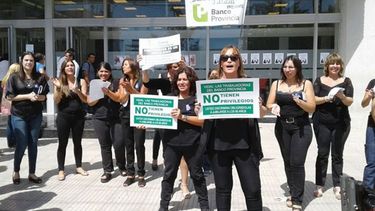 BANCARIAS DE NEGRO. El reclamo, ayer al mediodía en la sucursal Pilar. .