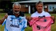CAMISETAS. César Mansilla y delegado de Millonarios en el intercambio de casacas.