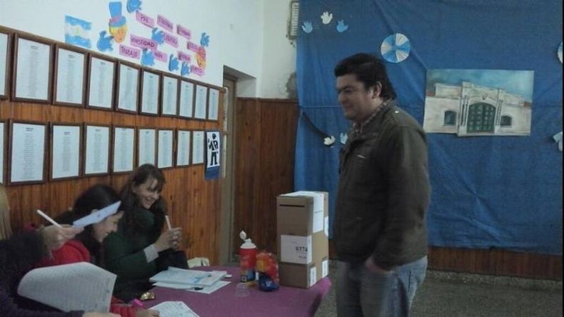 Miguel Gamboa, de la corriente Transparencia, Solidaridad y Organización del Frente Progresista, uno de los primeros precandidatos en votar en la Escuela 28 de William Morris..