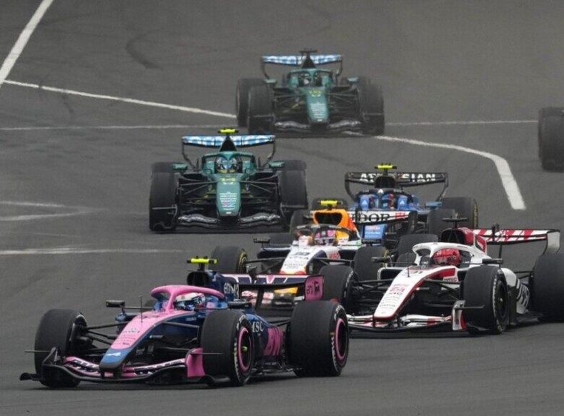 POSTAL DE LA CARRERA. Franco Colapinto aguantando a los los Hass y más atrás los Mercedes.&nbsp;