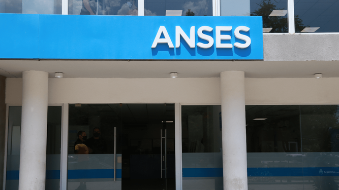 El Gobierno nacional confirmó subas para los jubilados y para las asignaciones familiares. La mínima llegará a $403.317,99 con refuerzo extra.