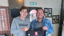 Franco Colapinto junto al tesorero de Atlético Pilar.
