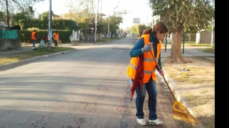 Las calles de Del Viso, más limpias, el objetivo de las cooperativistas..