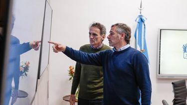 OBRAS PÚBLICAS. Achával y Katapodis revisaron la marcha de los trabajos de desagües.&nbsp;