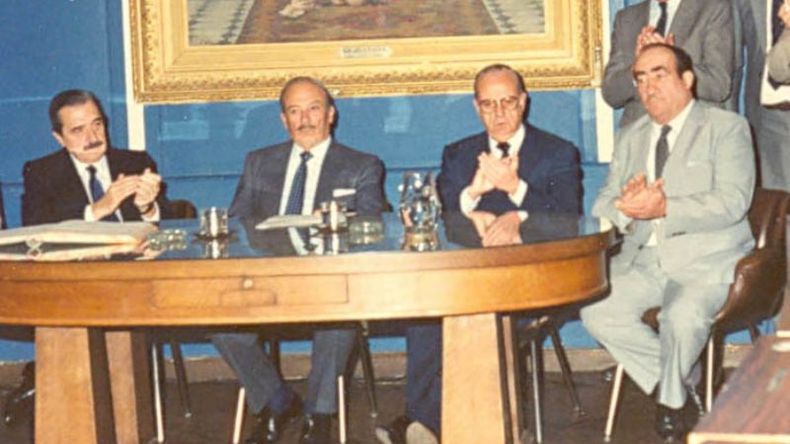 ACTO PROTOCOLAR. Alfonsín, Darget, Armendariz, Luiso, en el salón del HCD. .