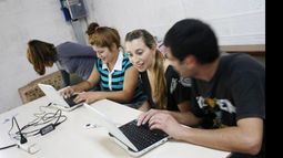 A capacitarse. Los jóvenes de la Sociedad de Fomento reciben diversos talleres gratuitos..