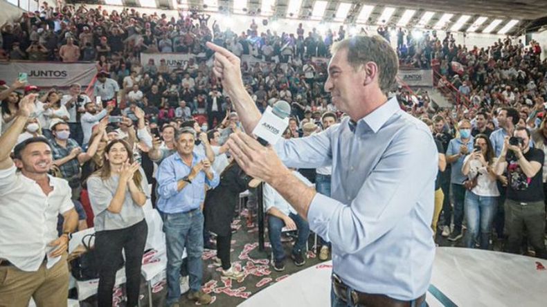 ALIENTO. Desde abajo del escenario, Neuspiller acompañó a los candidatos provinciales..