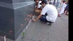Velas y poca gente en la marcha por justicia para Carla..