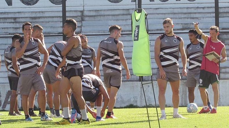 EN EL ESTADIO. Marcogiuseppe ya dio indicaciones tácticas para comenzar el último entrenamiento. (FOTO: Prensa Real Pilar)..