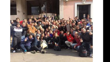 FESTEJO. Zúccaro festejó ayer, en La Plata, con funcionarios y militantes..