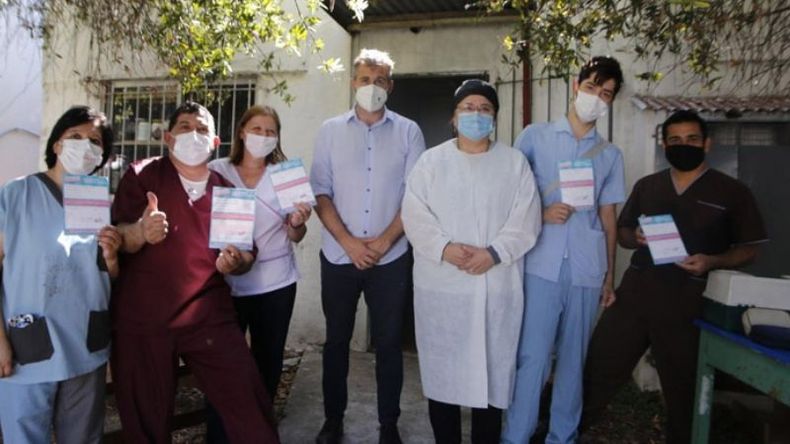 PIONEROS. Los primeros vacunados en Pilar, junto al intendente Federico Achával. .