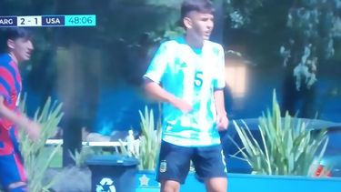 Camilo Rey con la 5 de Argentina, en el amistoso jugado esta mañana en Ezeiza..