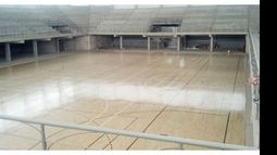 PISO. Con el parqué listo, el microestadio espera por el público..