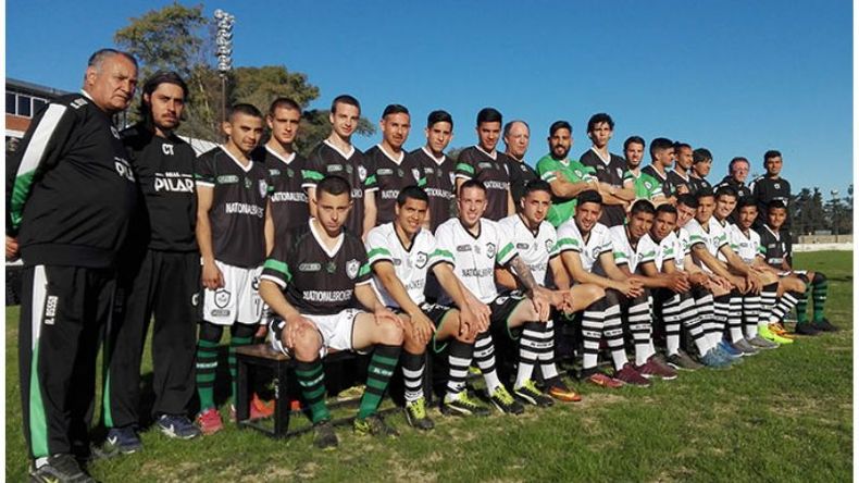 TITULAR BLANCA, SUPLENTE NEGRA. El plantel durante la presentación de la camiseta..