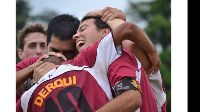 Derqui es pura alegría. Los jugadores de Monterrey abrazan a Llanos, autor del 2-0..
