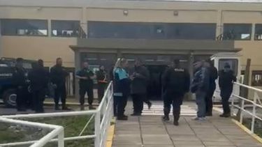 Los peritos revisando el Campus Pilar de la USAL luego de una de las amenazas de bomba.