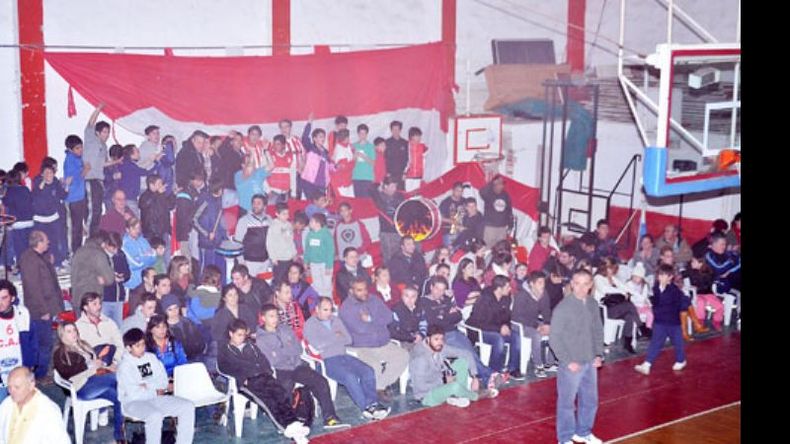 El festejo del Rancho. La hinchada de Atlético tuvo su espacio nuevo detrás del aro, con bombos y trompetas, que le pusieron color a la noche clásica..