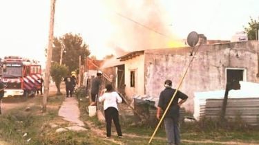 El fuego se inició a causa de un cortocircuito. Foto @juancaimpacto .