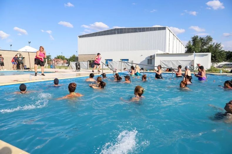 ACTIVIDAD. Los vecinos y vecinas hacen aquagym en los Clubes Municipales.