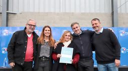 ALEGRÍA. Peralta y Achával compartieron el acto con los vecinos.
