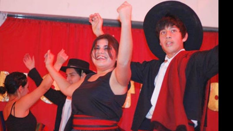 El ballet derquino “7 de Abril” recorrió las danzas típicas del norte argentino..